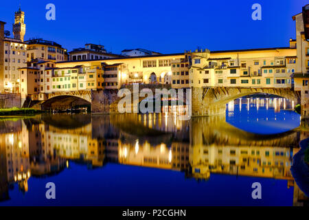 Downriver vista del Ponte Vecchio, Firenze, Italia Foto Stock