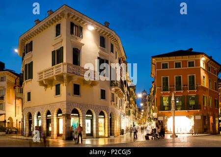 Piazza Bra verso Via Mazzini, Verona, Italia Foto Stock