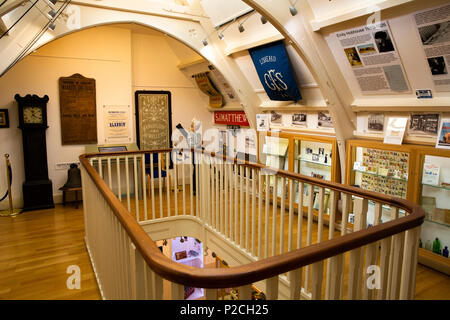 Regno Unito, Cornwall, Liskeard, Pike Street, il museo, il visitatore nella galleria superiore Foto Stock