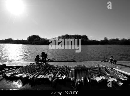 Caversham Reading, Berkshire, atleti, preparare, barca, di competere, GBRowing, Team-Trials, Redgrave-Pinsent, Rowing-Lake, GB, canottaggio, Training-Base, Inghilterra, 18.04.2015, © Peter SPURRIER, Silhouette, Foto Stock