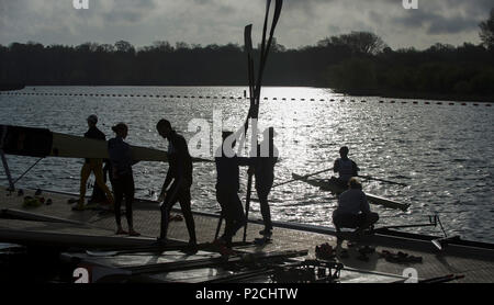 Caversham Reading, Berkshire, atleti, preparare, barca, di competere, GBRowing, Team-Trials, Redgrave-Pinsent, Rowing-Lake, GB, canottaggio, Training-Base, Inghilterra, 18.04.2015, © Peter SPURRIER, Silhouette, Foto Stock