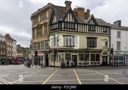 Un vecchio a struttura mista in legno e muratura in costruzione il panneggio, Northampton, Regno Unito; ospita ora Cromwell's Café. Foto Stock