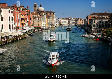 Vaporetti navigazione del Canal Grande di Venezia, Italia prese il 16 ottobre 2007 Foto Stock