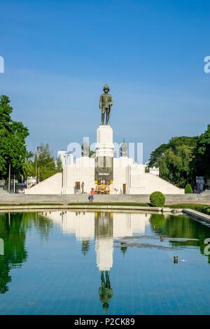 Thailandia, Bangkok, Pathum distretto Wan, Parco Lumphinee creato negli anni Venti dal Re Rama Vi nel cuore del principale quartiere degli affari, Re Rama Vi statua Foto Stock