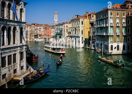 Vaporetti navigazione del Canal Grande di Venezia, Italia prese il 16 ottobre 2007 Foto Stock