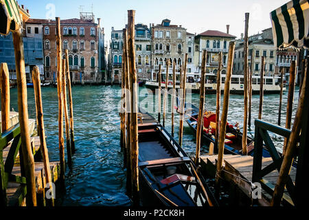 Le gondole del Canal Grande di Venezia, Italia prese il 15 ottobre 2007 Foto Stock