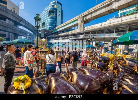 Thailandia, Bangkok, Pathum distretto Wan, il Santuario di Erawan ospita una statua di Phra Phrom, il thai rappresentazione del dio indù della creazione Dio Brahma Foto Stock