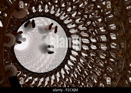 Vista fino a i piedi dei visitatori all'interno di 'L'Alveare", un multi-sensoriale installazione presso i Kew Gardens, Londra, Inghilterra. Foto Stock