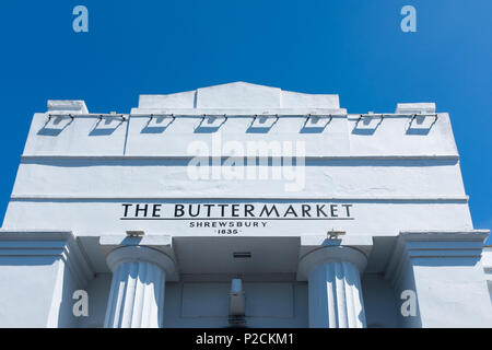 Il Buttermarket a Shrewsbury, un grado 2 elencati edificio bianco con il neo-colonne classiche, è usato come un nightclub e intrattenimenti dal vivo venue Foto Stock