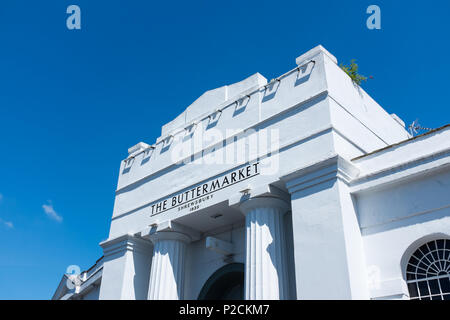 Il Buttermarket a Shrewsbury, un grado 2 elencati edificio bianco con il neo-colonne classiche, è usato come un nightclub e intrattenimenti dal vivo venue Foto Stock