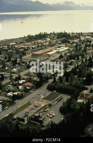 . Inglese: veduta aerea di Seward, Alaska, evidenziando la Seward città, come è apparso nel 1989. Il 13 settembre 1989. Riferimento ARLIS 51 Seward, Alaska 2 Antenna Foto Stock