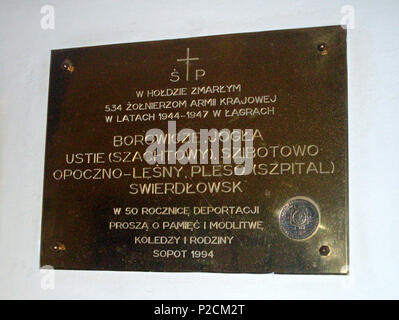 . Inglese: lapide che ricorda i soldati dell esercito Home chi è morto nei gulag presso la chiesa di San Giorgio in Sopot, Polonia. Polski: Tablica upami?tniaj?ca ?o?nierzy Armii Krajowej poleg?ym w gu?agach w Ko?ciele ?wi?tego Jerzego w Sopocie. Il 6 settembre 2010. I soldati dell esercito di casa 41 lapide che ricorda i soldati dell esercito Home chi è morto nei gulag presso la chiesa di San Giorgio in Sopot, Polonia Foto Stock