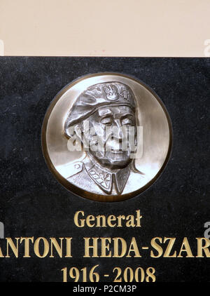 . Inglese: Lapide commemorativa generale Antoni Heda a Gdynia Chylonia stazione ferroviaria. Qui egli fu arrestato dai comunisti Ministero della Pubblica Sicurezza. Polski: Tablica upami?tniaj?ca generi?Un Antoniego Hed? Na ?cianie dworca Gdynia Chylonia. Tutaj zosta? Aresztowany przez UB. Il 12 ottobre 2010. 41 sconosciuto lapide commemorativa generale Antoni Heda a Gdynia Chylonia stazione ferroviaria - 4 Foto Stock