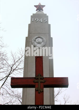 35 Monumento alla sovietica cimitero militare in Elbląg - 3 Foto Stock