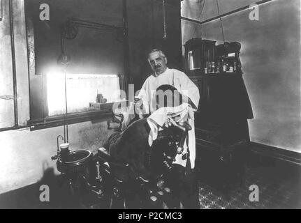 . Inglese: Dr. Hetu, primo dentista in Beaverton, nel suo ufficio in cady edificio. Immagini storiche di Beaverton, Oregon. . Fotografo sconosciuto 16 Dr. Hetu, primo dentista in Beaverton, nel suo ufficio in cady edificio (Beaverton, Oregon Galleria foto storiche) (116) Foto Stock