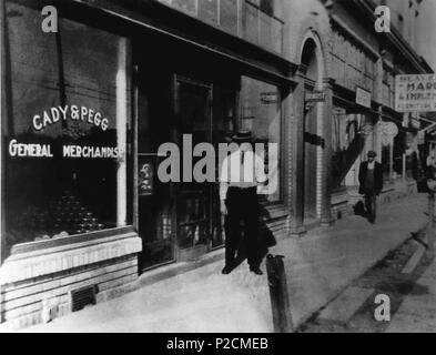 . Inglese: Merchant al di fuori di Cady Edificio, circa 1914. Immagini storiche di Beaverton, Oregon. 1914. Fotografo sconosciuto 34 Merchant al di fuori di Cady Edificio, circa 1914 (Beaverton, Oregon Galleria foto storiche) (120) Foto Stock