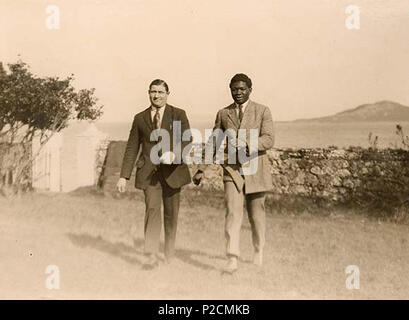 . Questo è combattendo Siki dal Senegal, luce World Heavyweight Boxing Champion, con il suo sparring partner, Francese Eugene Stuber. Siki era a Dublino per la lotta contro 'Grassetto' Mike McTigue (aka "ethuselah') che hanno salutato da Kilnamona, Co. Clare. I due uomini sono rappresentati al di fuori della Claremont Hotel, Howth Co. Dublino. La lotta era il Sabato, 17 marzo 1923 (St. Patrick's Day) presso il Teatro La Scala, Dublino. McTigue ha vinto su punti. Irish Times reporting lunedì 19 marzo è stato un po' sniffy circa la qualità del pugilato: 'Non vi è stata una quasi totale assenza di quelle emozioni ed eccitante incidenti uno è wo Foto Stock