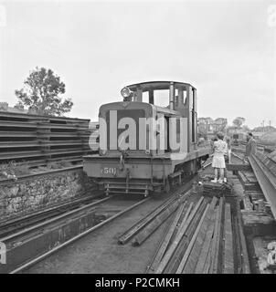 . F502 sul convoglio ferroviario, Ennis, Co. Clare. La Córas Iompair Éireann 501 locomotive della classe sono state costruite nel 1955 da Walker Fratelli Limited di Wigan, Lancashire per uso in scartamento ridotto (3 piedi) linee sulla West Clare sezione di CIÉ. Essi erano piccoli diesel locomotive meccanica, 0-4-0+0-4-0 rodiggio. Controllato da una cabina centrale le locomotive aveva due motori Gardner di 224 hp, uno sotto ciascuna estremità involucro, guidando attraverso un fluido di accoppiamento e Wilson scatola ingranaggi assale interno opposto di carrello, tramite una spirale-smusso-retromarcia e scatola del riduttore. [/Foto/paddywhack56/ Paddywhack Foto Stock
