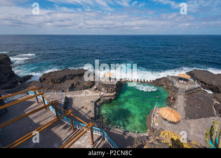 La Palma, Spagna - 31 Maggio 2018: Charco azul, una naturale piscina di acqua di mare a La Palma Isole Canarie Spagna. Foto Stock