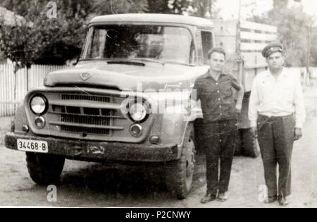 Lupășneanu ionico (dreapta) cu bărbat onu nazioni unite lîngă camion din personală colecția Pîslaru Bogdan Sandu 16 Doi bărbați Autocamion Steagul Rosu SR 113 Carpați (12652047143) (ritagliate) Foto Stock