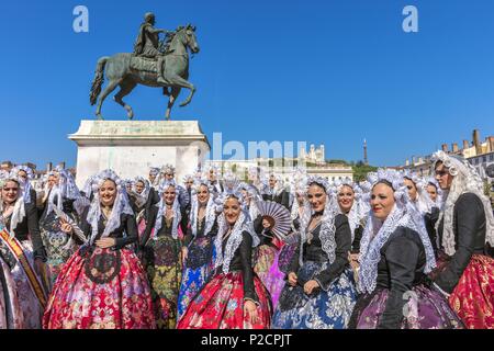 Francia, Rhone, Lione, Place Bellecour, il fogueres de Sant Joan d Alacant (Alicante), vista la statua equestre di Luigi XIV e la Cattedrale di Notre Dame de Fourviere Basilica Foto Stock