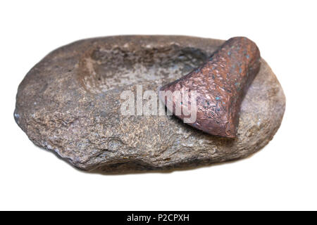 In pietra scolpita ax-testa dello stampo e pezzo di rame. Età del Bronzo recente tecnica replica Foto Stock