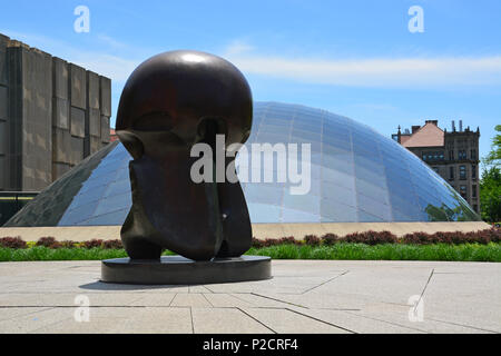 La scultura che commemora la prima reazione nucleare nel 1942 a quello che era noto come pila uno sotto lo stadio di calcio presso l'Università di Chicago Foto Stock