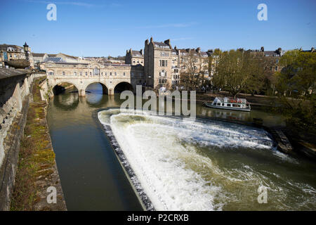 Il pulteney bridge pulteney weir sul fiume Avon nel centro di Bath England Regno Unito Foto Stock