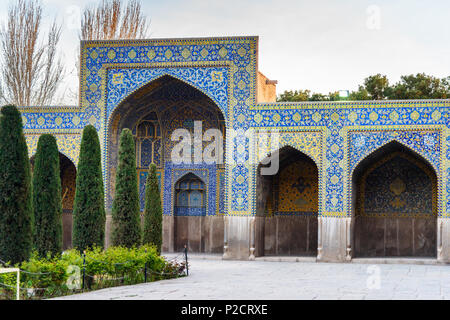 Giardino nel territorio della Moschea Shah o Imam moschea. Isfahan. Iran Foto Stock