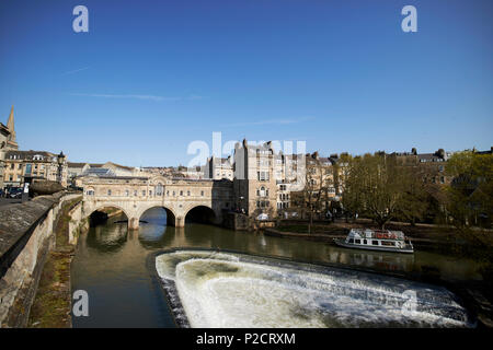 Il pulteney bridge pulteney weir sul fiume Avon nel centro di Bath England Regno Unito Foto Stock