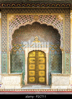 Rose Gate con ripetuta di pattern di fiori che rappresentano la stagione invernale e dedicato alla dea Devi Foto Stock