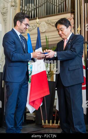 Francia, Marne, Reims, Arnaud Robinet e Takashi Kawamura, sindaci di Reims e Nagoya, Arnaud Robinet offrendo un presente Foto Stock