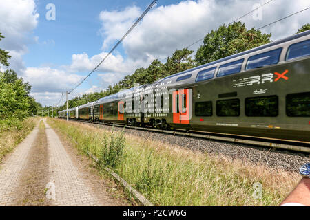 Derzeit entsteht im Siemens Werk Krefeld-Uerdingen Die neue Generation von Fahrzeugen fuer den Nahverkehr in der Rhein-Ruhr-Regione. Der Siemens Desiro HC ist eine Kombination aus Elektro-Triebzug und Doppelstockwagen. - Die Deisro HC-Triebwagen werden zukuenftig als Doppeleinheit verkehren und bieten così ueber 800 Fahrgaesten Platz. Foto Stock