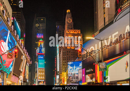 Vista dell'animato e illuminato pubblicità schermi di notte a Times Square Manhattan, New York City Foto Stock