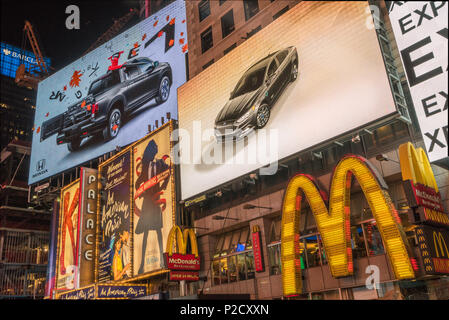 Vista dei cartelloni illuminato in Times Square Manhattan, New York City e la folla venite a godere la spectical.ffe Foto Stock