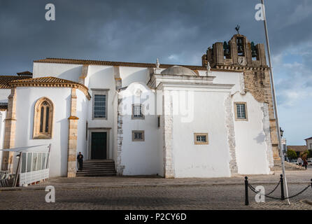 Faro, Portogallo - 01 May 2018: dettagli architettonici della Cattedrale di Faro in un giorno di primavera Foto Stock