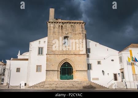 Faro, Portogallo - 01 May 2018: dettagli architettonici della Cattedrale di Faro in un giorno di primavera Foto Stock