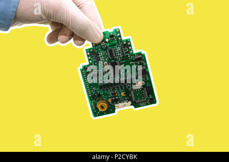 Una persona che prende una mano o può contenere un computer di bordo su uno sfondo giallo Foto Stock