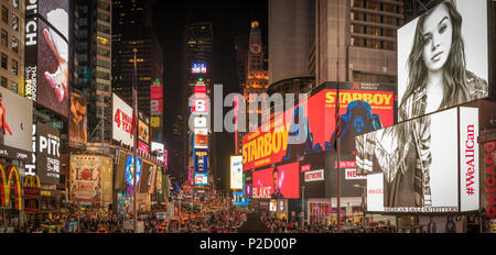 Vista dei cartelloni illuminato in Times Square Manhattan, New York City e la folla venite a godere la spectical. Foto Stock