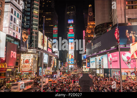Vista dei cartelloni illuminato in Times Square Manhattan, New York City e la folla venite a godere la spectical. Foto Stock