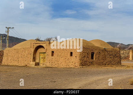 Vecchie case con tetti a cupola. Iraniano tradizionale villaggio di adobe nella provincia di Isfahan. Iran Foto Stock