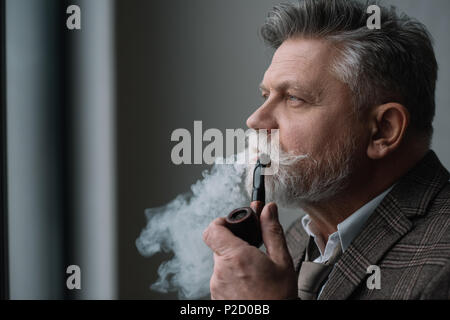 Senior barbuto uomo in tweed costume tubo di fumo Foto Stock