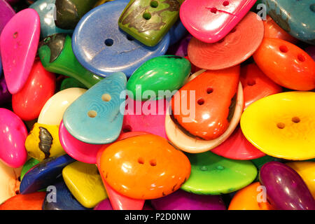 Sfondo di pulsanti colorati realizzati con avorio vegetale realizzato dal dado di una palma tropicali Foto Stock