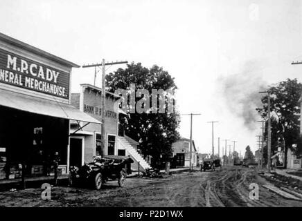 . Inglese: Broadway, p.f. Cady general merchandise e Banca di Beaverton. Immagini storiche di Beaverton, Oregon. . Fotografo sconosciuto 8 Broadway, p.f. Cady general merchandise e Banca di Beaverton (Beaverton, Oregon Galleria foto storiche) (249) Foto Stock
