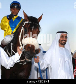 . Inglese: 2007 Emirati Arabi Uniti Triple Crown vincitore ragazzo asiatico con il suo proprietario La Sua Eccellenza lo Sceicco Mohammed bin Khalifa Al Maktoum al 2007 Emirati Arabi Uniti Dubai World Cup giorno. Il 31 marzo 2007. Federazione internazionale delle autorità di corse di cavalli 2 2007 vincitore ragazzo asiatico con il suo proprietario La Sua Eccellenza lo Sceicco Mohammed bin Khalifa Al Maktoum Foto Stock