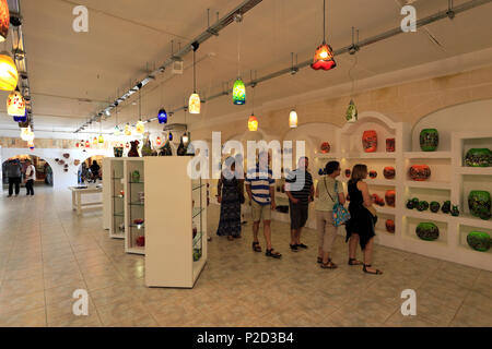 La Valletta Fabbrica del Vetro shop, lungo una capanna, artigianato, il Villaggio Ta' Qali, Malta Foto Stock