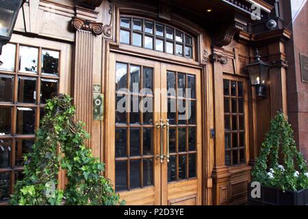 L'ingresso per un 5 stelle, hotel boutique di lusso 41 su Buckingham Palace Road,Victoria,Londra che è parte della Red Carnation Hotel Collection Foto Stock