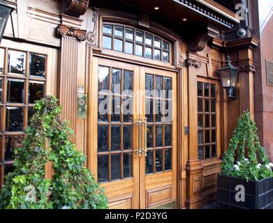 L'ingresso per un 5 stelle, hotel boutique di lusso 41 su Buckingham Palace Road,Victoria,Londra che è parte della Red Carnation Hotel Collection Foto Stock