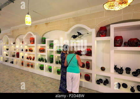 La Valletta Fabbrica del Vetro shop, lungo una capanna, artigianato, il Villaggio Ta' Qali, Malta Foto Stock