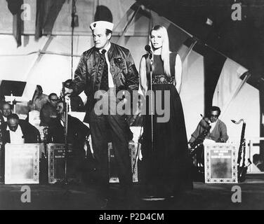 . L'animatore Bob Hope sul palco con Miss Mondo 1969, Eva Rueber-Staier, durante un film di Natale per i soldati detenute a bordo dell'U.S. Navy portaerei USS Saratoga (CVA-60), off Gaeta, nella baia di Formia, Italia, 22 dicembre 1969. Il Bob Hope Tour OSU eseguita a 1400 ore a bordo di Saratoga con Eva Rueber-Staier, stelle di Hollywood Connie Stevens, Suzanne Charny, il 'Golddiggers', Ellen Farley e Les Brown e il suo 'banda di notorietà". Oltre 6.000 Sesto marinai della flotta da Saratoga USS Little Rock (CLG-4), cinque cacciatorpediniere e un oliatore della flotta hanno partecipato alla manifestazione svoltasi nel gestore del hangar. 2 Foto Stock